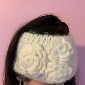 Warm knitted white headband ❄️